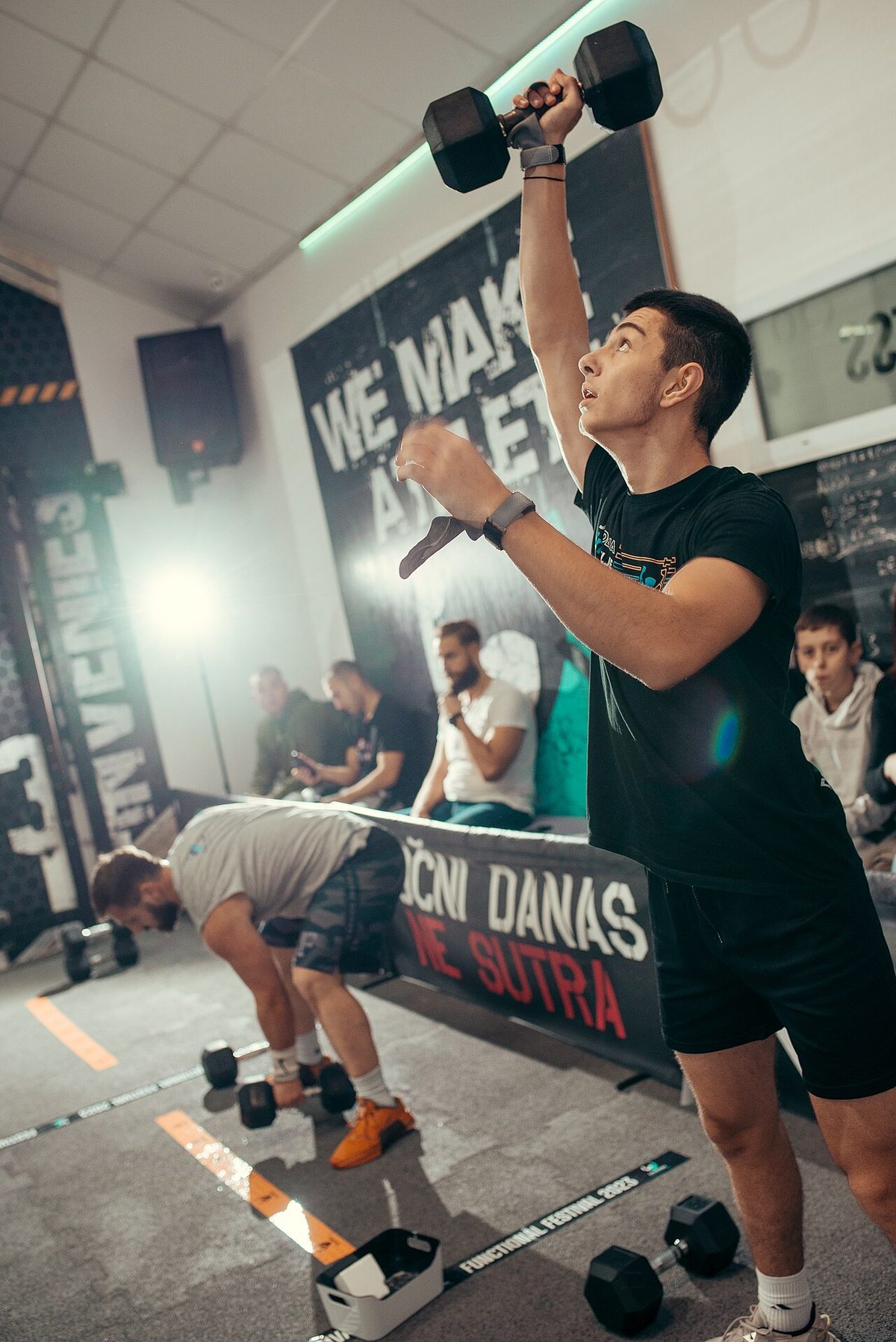 Una clase grupal de fitness en un gimnasio moderno