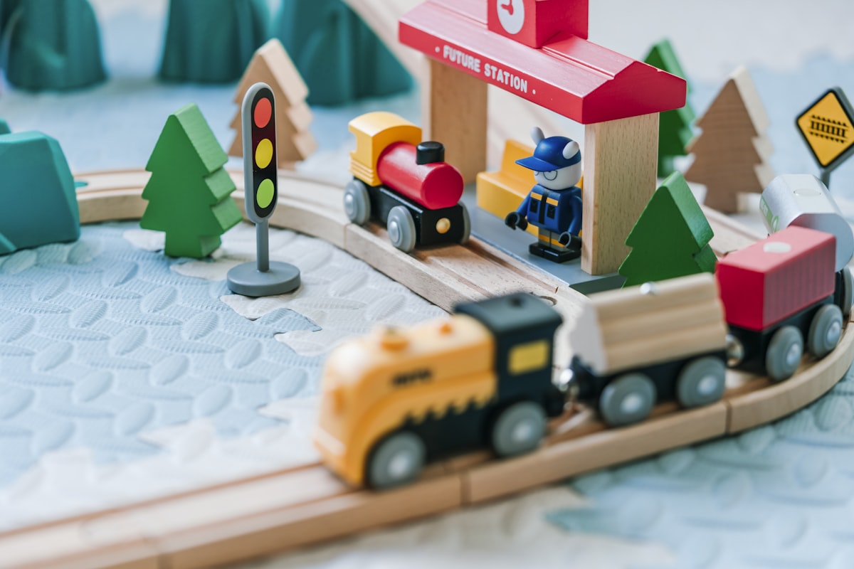 木のおもちゃの汽車と線路