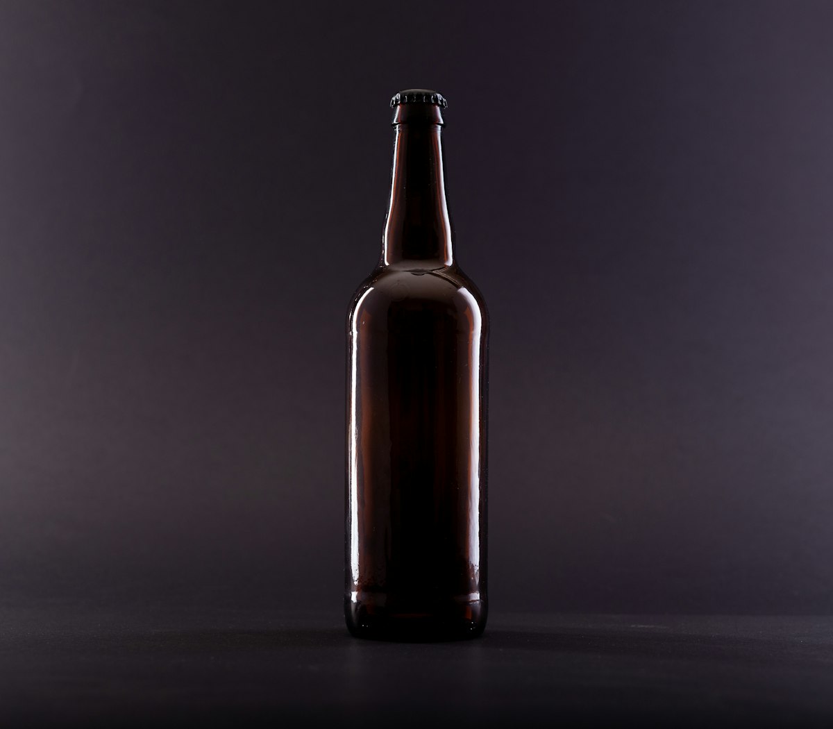ラベルのない茶色のビール瓶