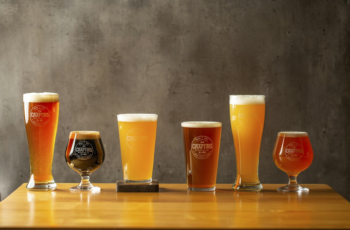 木のテーブルに並んだ3杯のビール