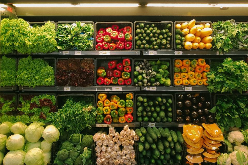 色とりどりの野菜が並ぶスーパーの棚