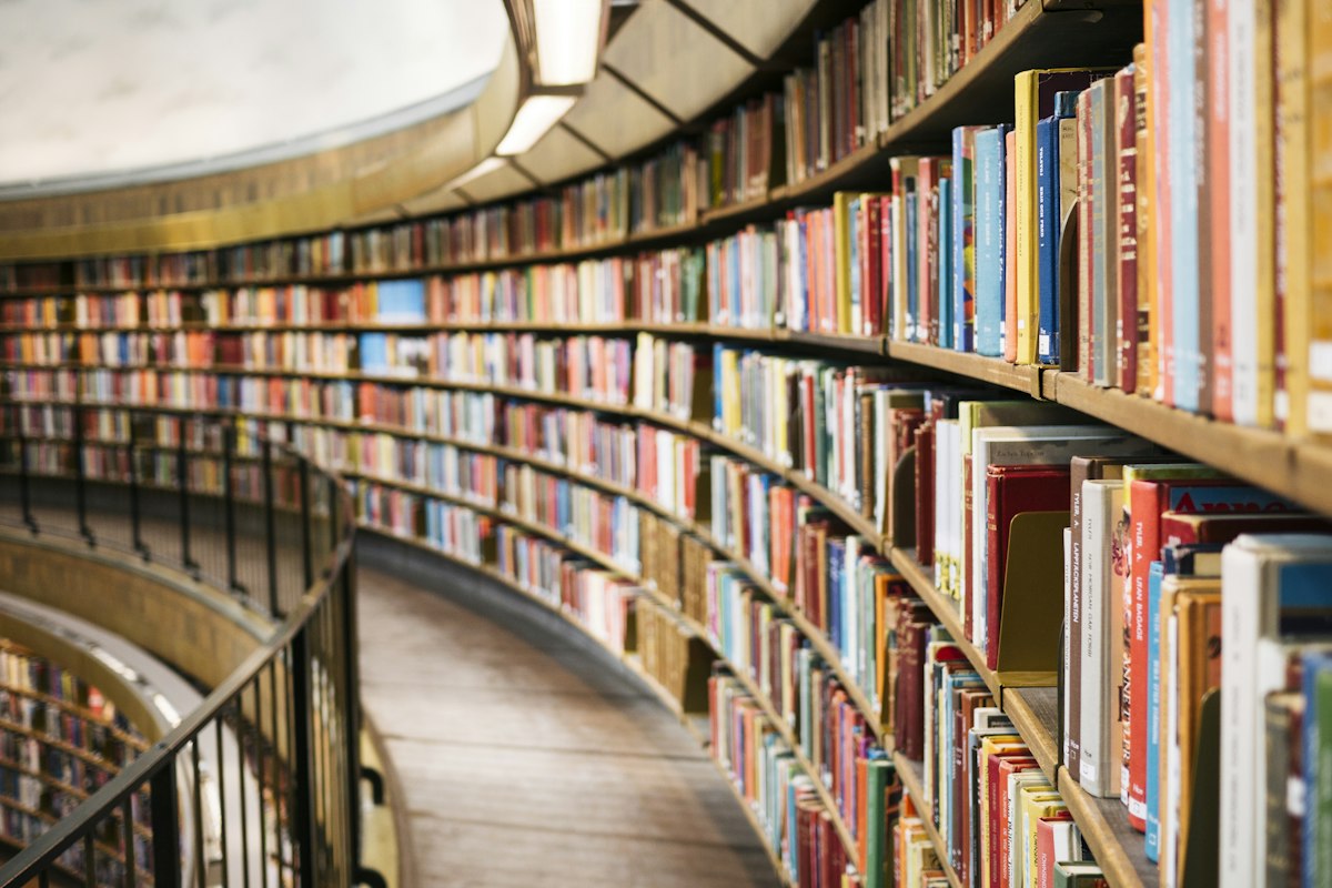 曲線を描く図書館の書架に並ぶ本
